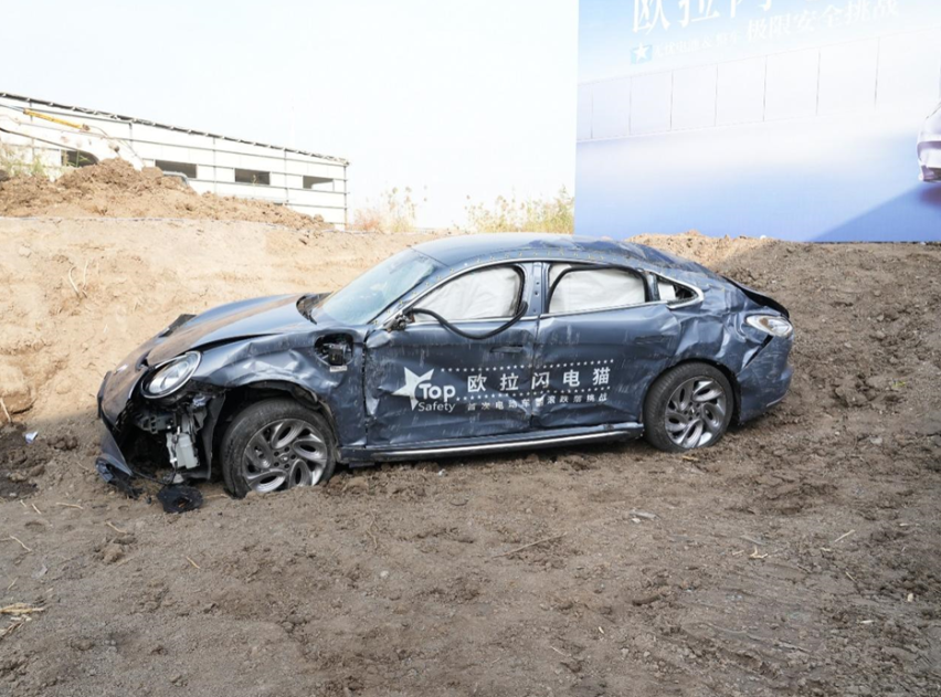新能源汽车安全天花板，欧拉闪电猫高速螺旋翻滚跌落挑战成功