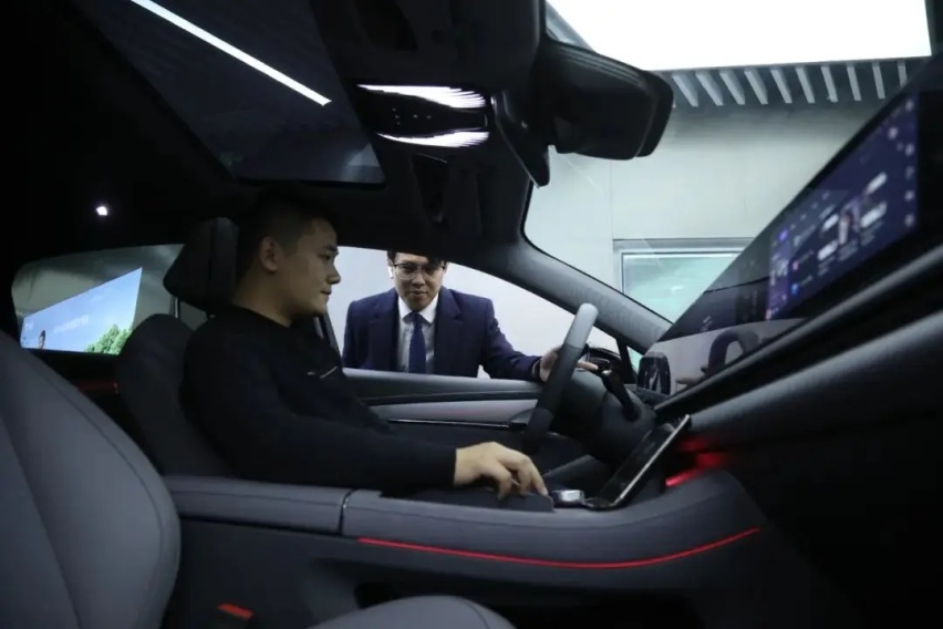 探店“新行政电动旗舰”岚图追光PHEV，车长超5米，轴距达3米