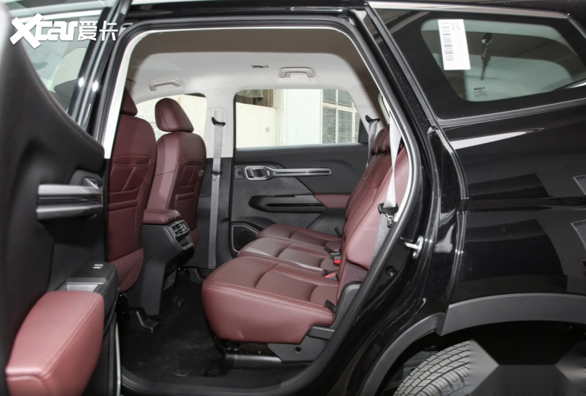 仅10万！豪华中型SUV：1.8T引擎，空间奢华，细节很细腻