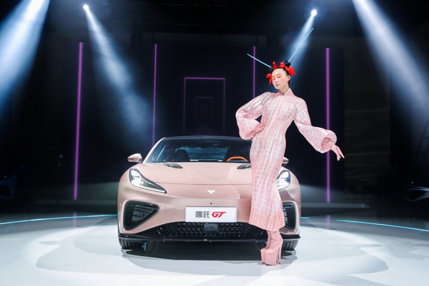 哪吒GT携手荷兰女王专属设计师 发布中国首个SS DRESS CODE