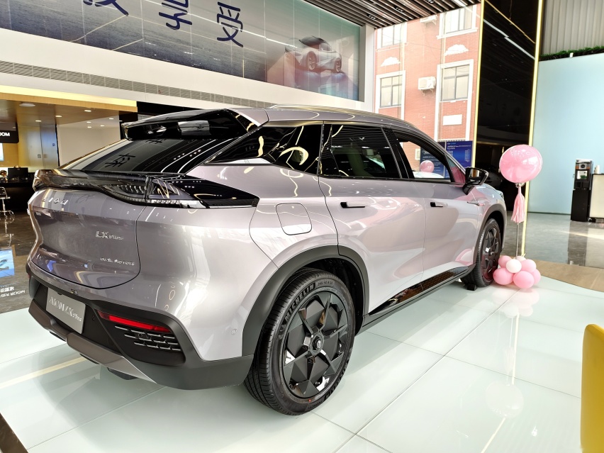 3.9秒破百 实拍广汽埃安LX PLUS 配置是亮点
