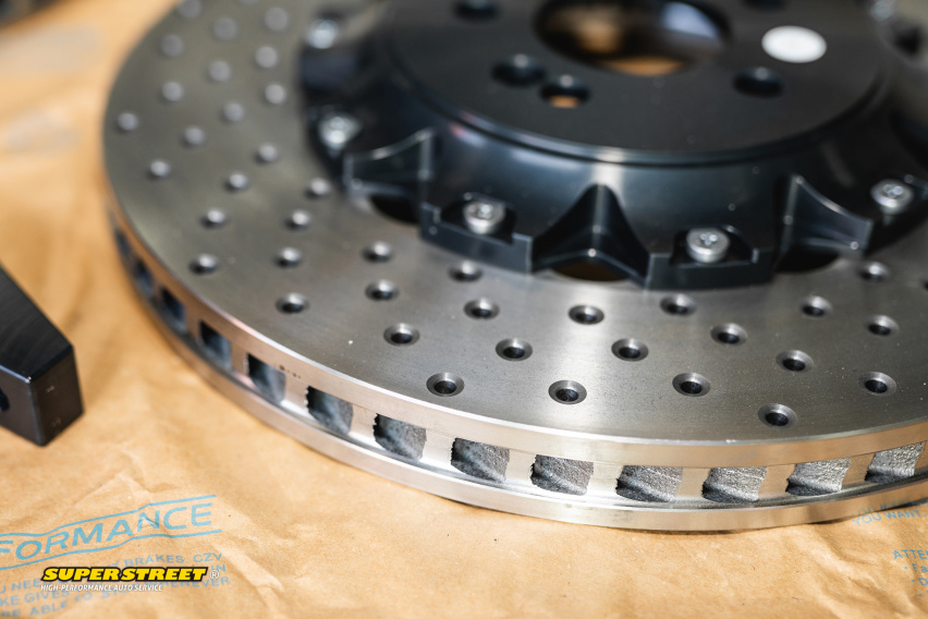 奔驰E级更换Brembo HP2000刹车片CZV打孔刹车盘