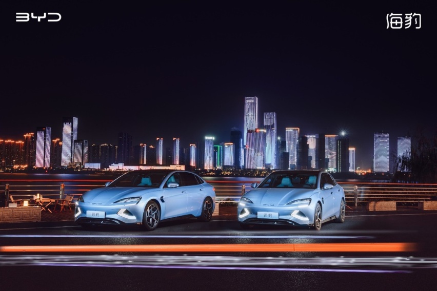 《手握30万预算，不看燃油车，比亚迪海豹才是不二之选》