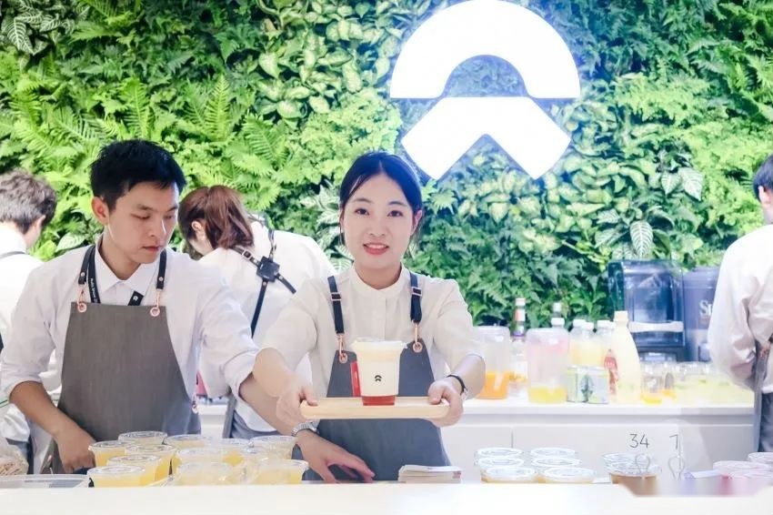 蔚来展台上的BBA高管们