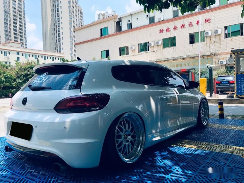 素雅姿态风大众尚酷R，趴下后那