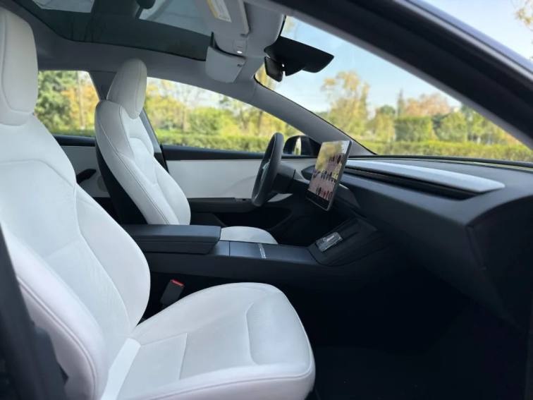 试驾丨年轻人的车界“时尚单品”，Model 3焕新版到底有哪些惊喜？