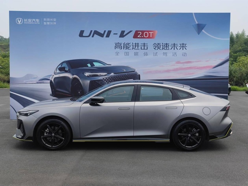 试驾官丨评测长安UNI-V 2.0T，国产运动轿车终于没有样子货了