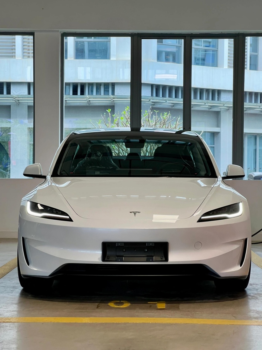 特斯拉Model 3高性能版到店，增碳纤维饰件，配460马力+赛道模式