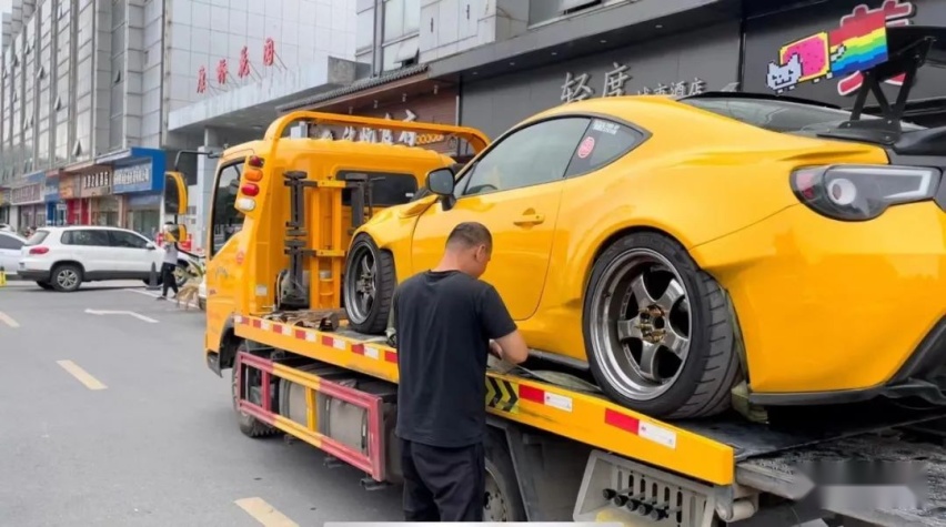 颜值与性能都在线的斯巴鲁BRZ，姿态风外观下有着300匹轮上马力