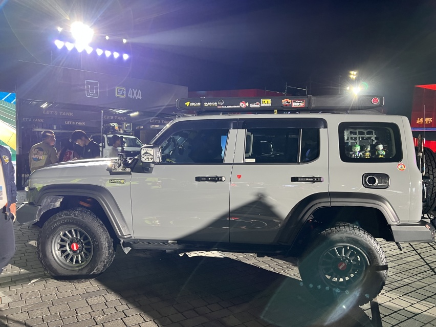 中型插混SUV，硬派带锁，坦克400 Hi4T售价27.98万起