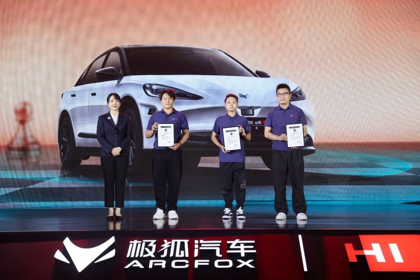 极狐阿尔法S先行版，你的第一辆高阶智驾纯电车