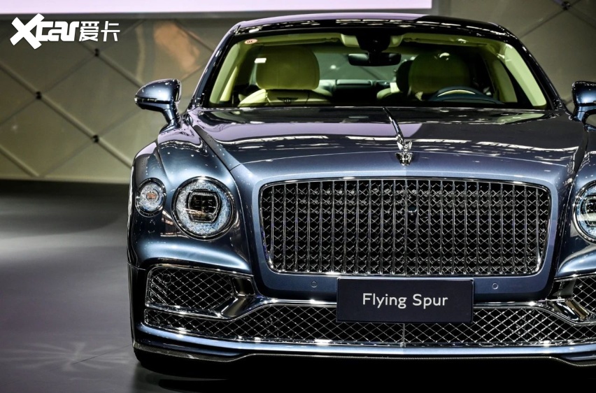 宾利飞驰(参数|询价)v8进入车内,是随处可见的屏幕与氛围灯带,它的确