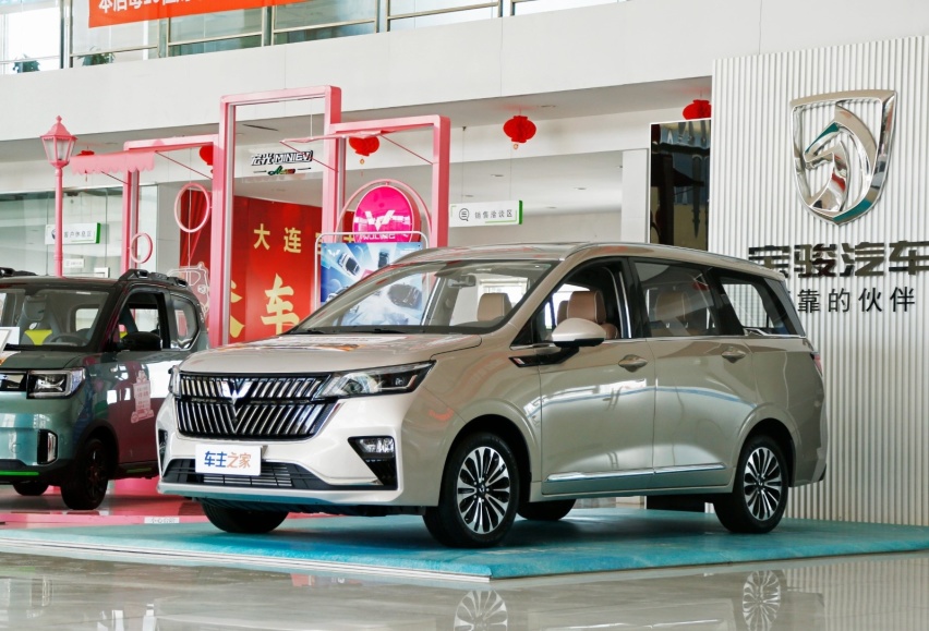 10万内的大7座 实拍五菱佳辰
