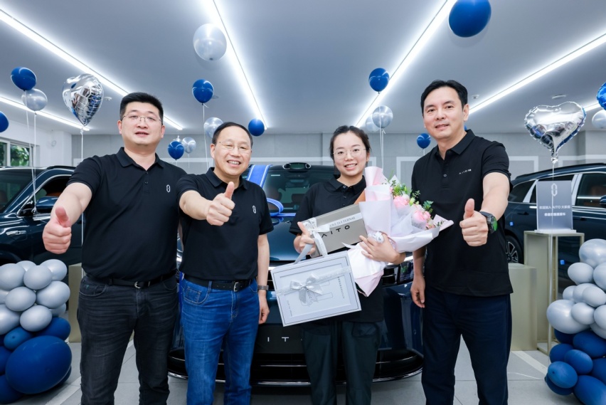 问界新M7 Ultra上市即交付 张兴海余承东两地为首批用户交车