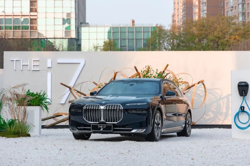 魔毯悬架+31寸交互屏打造顶级奢华 BMW i7系重塑纯电旗舰标杆