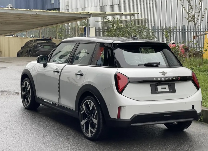 新一代MINI COOPER五门版到店，电MINI同款设计，搭1.5T