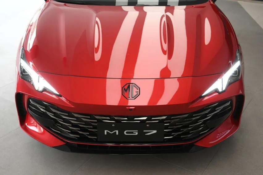 2.0T 261匹 405牛，中型车还带电动尾翼！实拍全新MG7