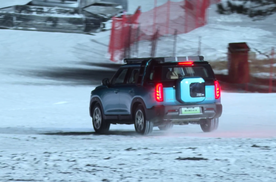 BJ30旅行家携手李庚希“冬日黑级雪道挑战”硬核势力 从容秀场