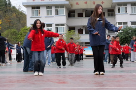 上汽大众10年助学，公益不只是捐钱捐物，而是全心改变学子未来