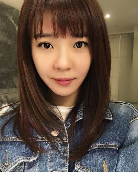 靠《家有儿女》走红,如今成知名投资人,小11岁爱妻曝光豪车无