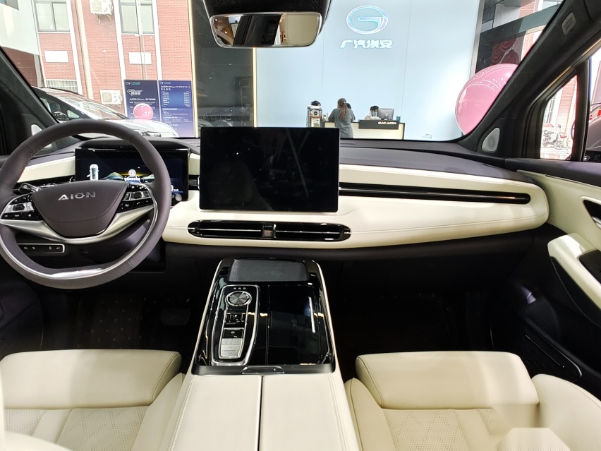 3.9秒破百 实拍广汽埃安LX PLUS 配置是亮点