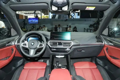 理想L9 2023款 Pro上市，定位大型SUV，对比宝马X3选谁？