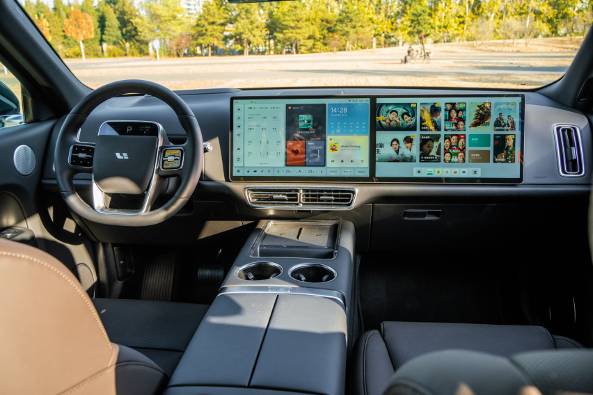 理想L8中大型SUV 智能驾驶很好用 车内娱乐设施丰富