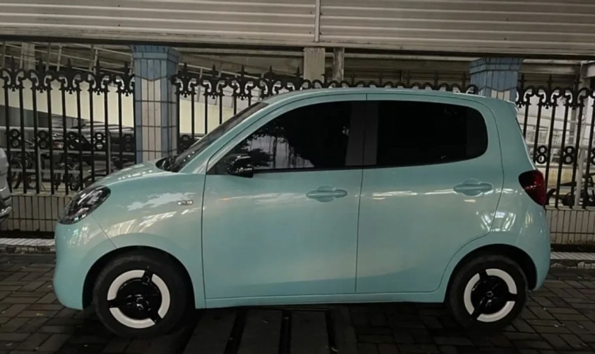五菱宏光MINIEV四门版实车，感觉很不聪明的样子