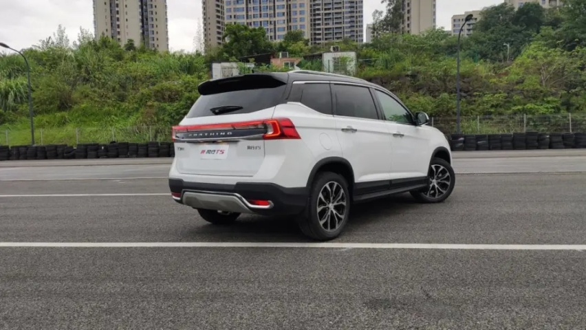 试驾2021款东风风行T5,实用年轻好开增配不少