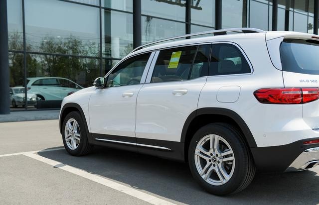 跌至23万出头的奔驰7座SUV,轴距超汉兰达+豪华双联屏,月销近6千