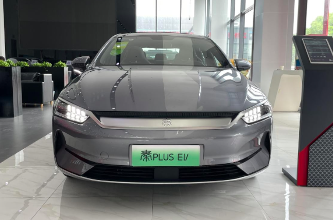 试驾比亚迪秦PLUS EV，动力迅猛操控简单，配置多样实用性强