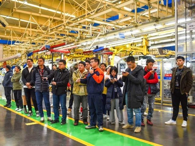吉利博瑞扛得住8吨集装箱吗？参观解密吉利宁波春晓制造基地