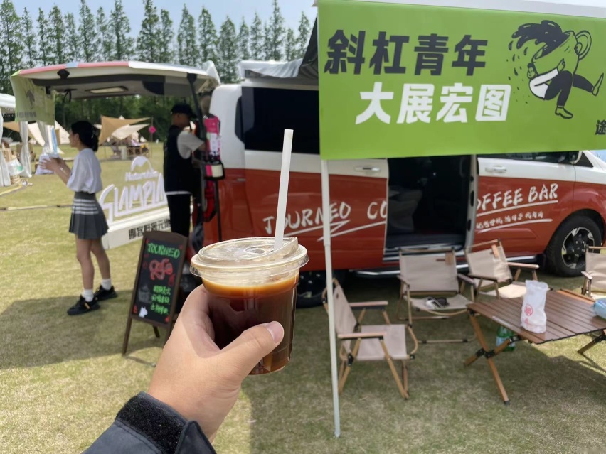 图片包含 人, 桌子, 草, 食物

描述已自动生成
