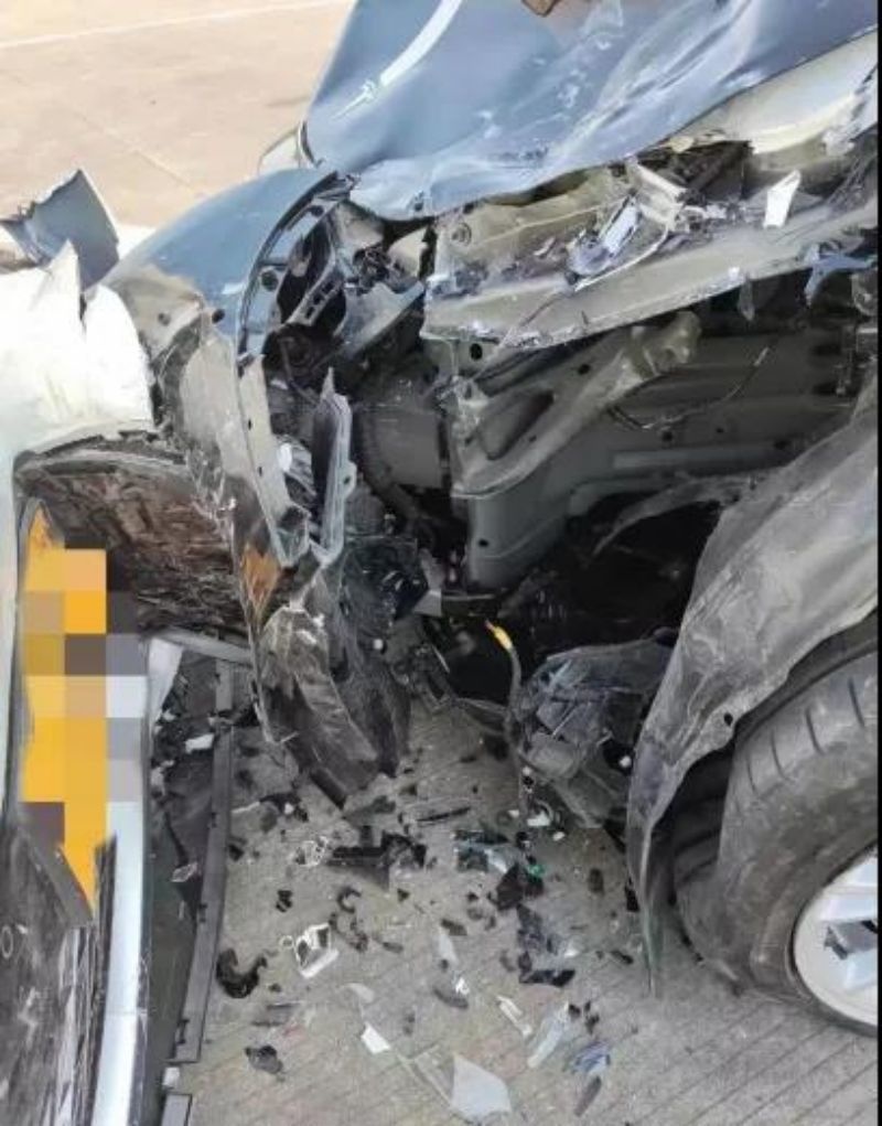 极狐阿尔法S对撞Model Y 侧气帘没弹开 这是不舍得吗？