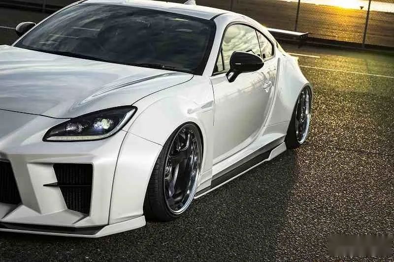 KUHL改装宽体GR86/BRZ，风格神似2000年初的《极品飞车》