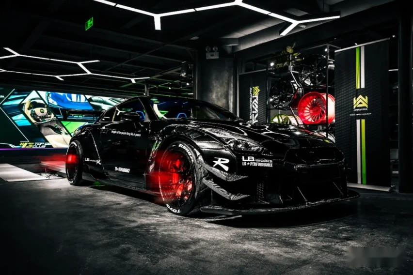 再次进化的日产GT-R R35，单单机舱就放进了两台思域的价格