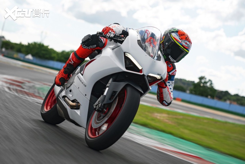 杜卡迪推panigale v4入门版,双缸动力白色车身更帅气