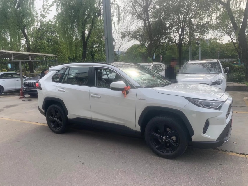 25.6万喜提丰田RAV4荣放，外观硬朗大气，百公里油耗仅5