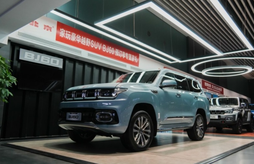 BJ60探店实拍，外形和BJ40风格迥异，比坦克500便宜10万