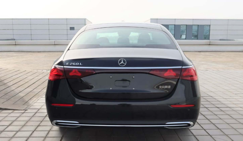 全新奔驰E级标轴版实车，国产长轴距车型或于11月上市