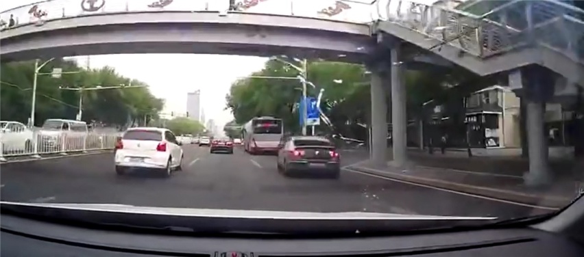疯狂别车+恶意刹停，还往后车泼咖啡！跪求罚到他破产