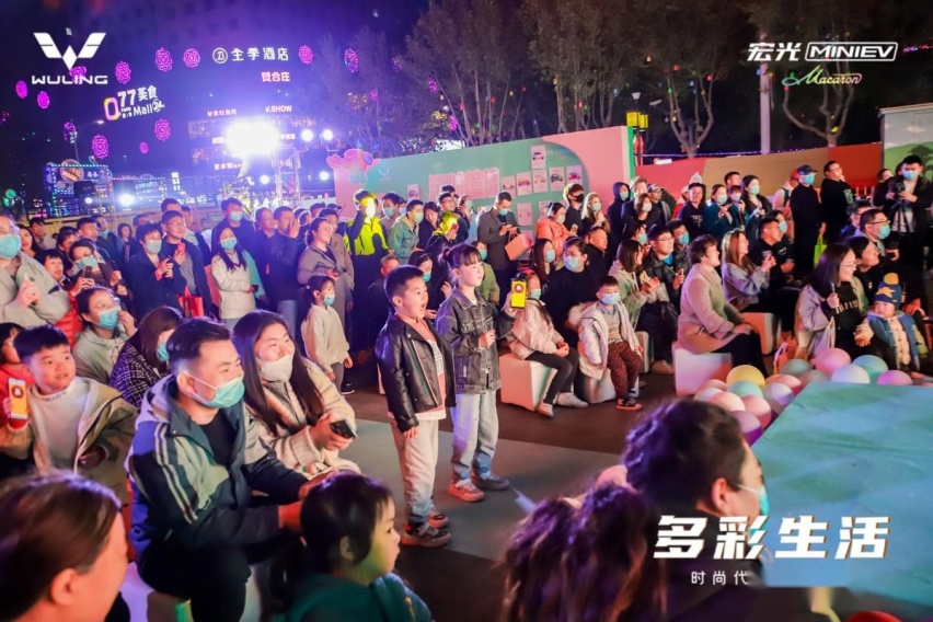 新车丨宏光MINI EV马卡龙版上市，安全配置升级，时尚出圈