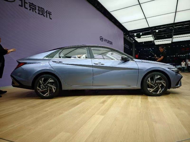 网友都说太便宜了！这性能车预售不到26万起 普通版9.98万起？