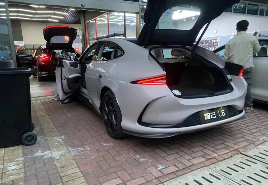 预计21万起售，最高续航超1000km，智己L6实车现身