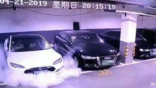 眼睛张在头顶的特斯拉 终于也必须承认召回了