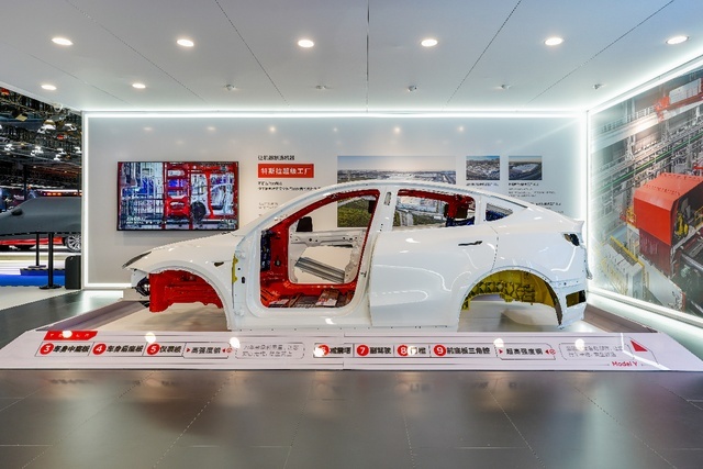 Model S/X Plaid国内首秀，特斯拉进博会上释放“纯电掌控力