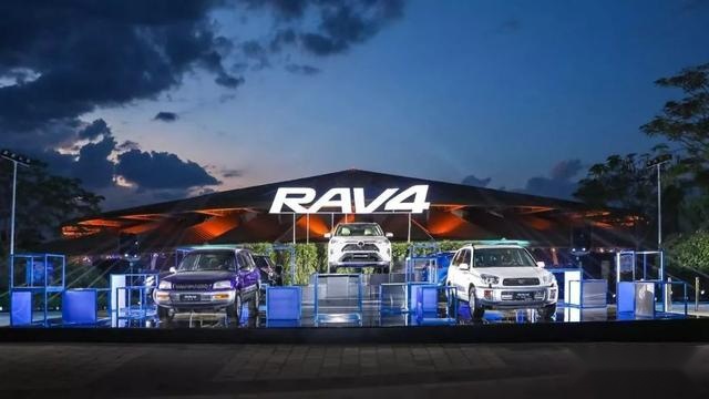 全新RAV4荣放越级上市，硬汉外观配置硬核三种四驱，17.48万起售