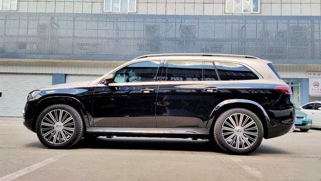 21款奔驰GLS400改迈巴赫外观包围套件+22寸原厂轮毂+改双拼色