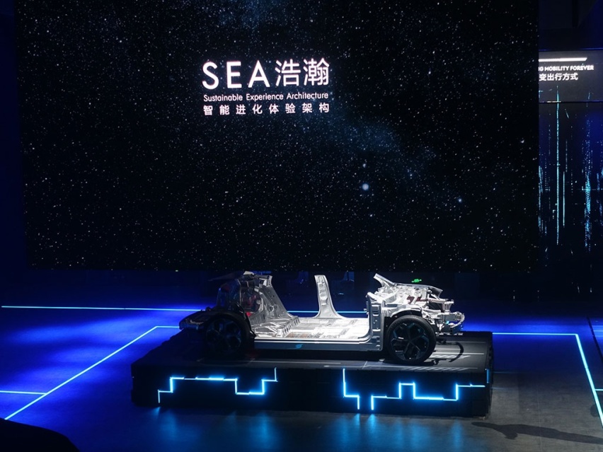 领克首款纯电动概念车，吉利发布浩瀚智能进化平台