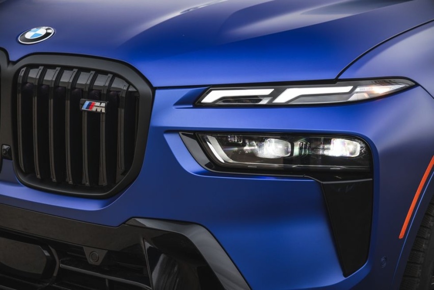 破百4.5秒，4.4T V8+8AT，内外大改，百万级新款宝马X7测评